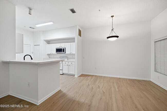 Foto del edificio - 6081 Maggies Cir