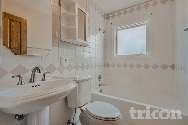 Foto del edificio - 8147 N Chester Ave