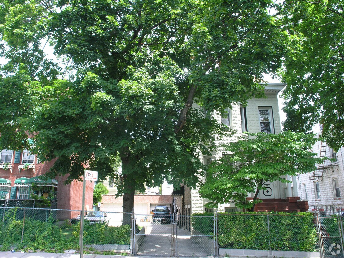 Building Photo - 61 W 181st St
