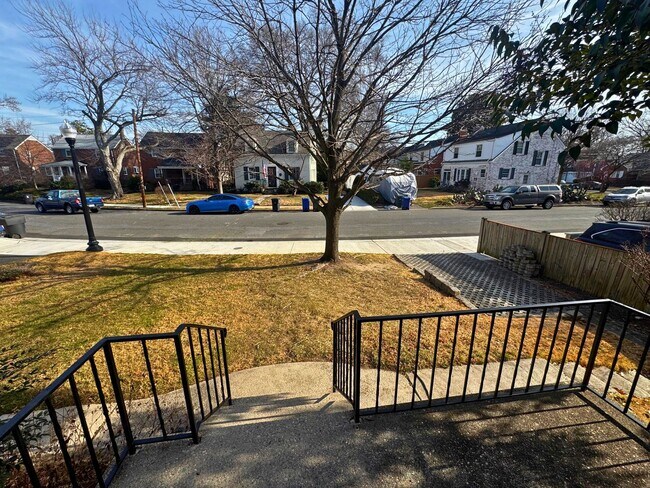 Foto del edificio - Beautiful and Spacious 4BD 2BA Single-Family Home in Arlington Heights