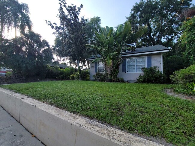 Foto del edificio - Quaint 2/1 home with plenty of yard, deck ...