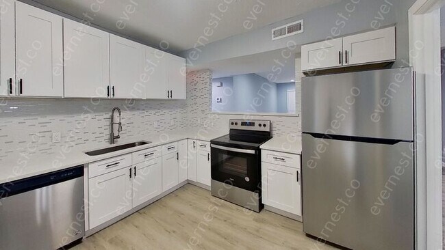Building Photo - 10562 High Hollows Dr