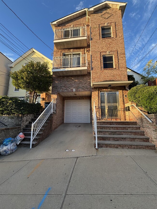 Building Photo - 166 Lincoln St