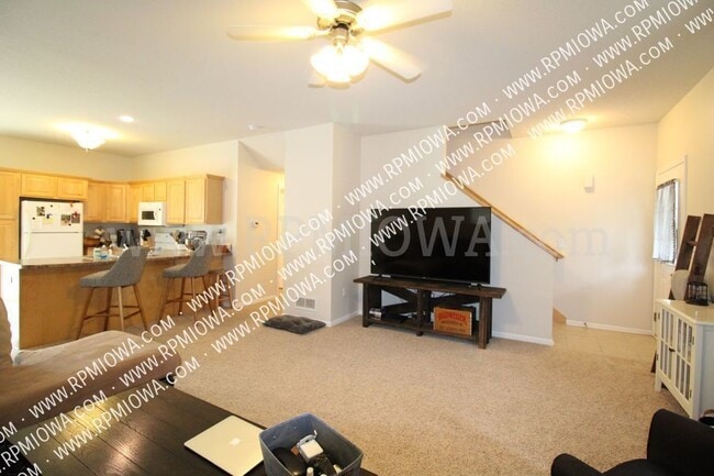 Building Photo - DMACC AREA!! 2 Bedroom, 2.5 Bath Townhome ...