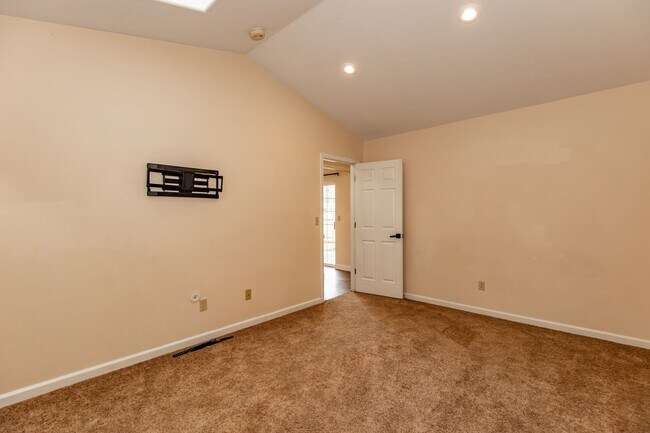 Foto del edificio - **MOVE IN SPECIAL!** Pet Friendly Charming 3 Bedroom Home with large office!
