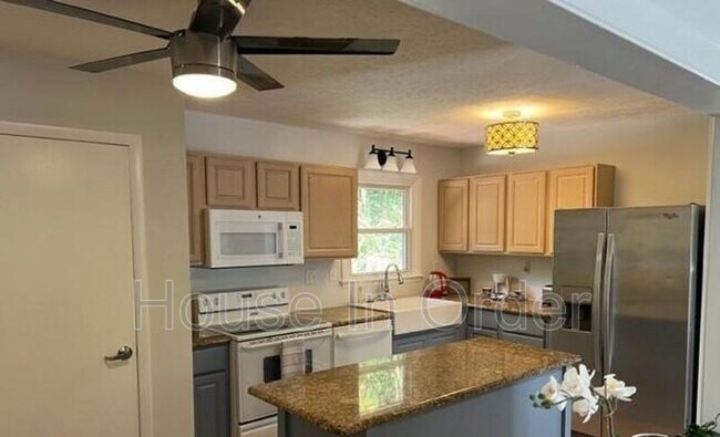 Foto del edificio - 220 Meredith Lp