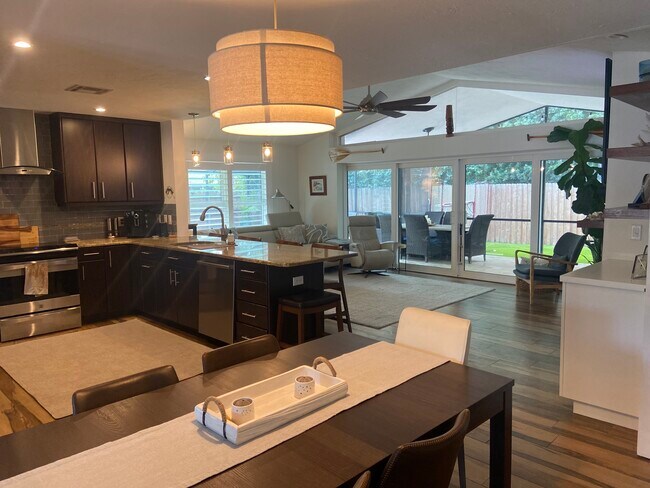 Building Photo - 3063 Diamond Head Dr E