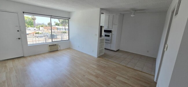 Building Photo - 1308 N Poinsettia Pl