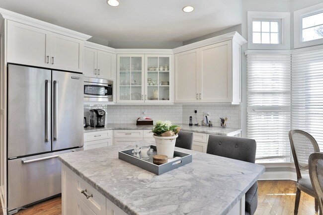 Foto del edificio - 230 Whispering Woods Ct