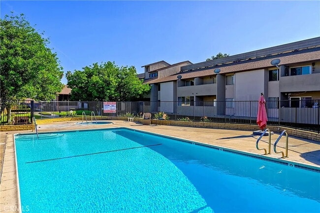 Foto del edificio - "Chic 1-Bed Retreat with Pool & Central Vacuum in Anaheim's Heart – 710 Sq Ft of Hardwood Elegance!"