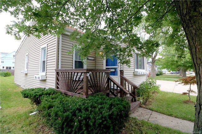 Building Photo - 807 E 14 Mile Rd