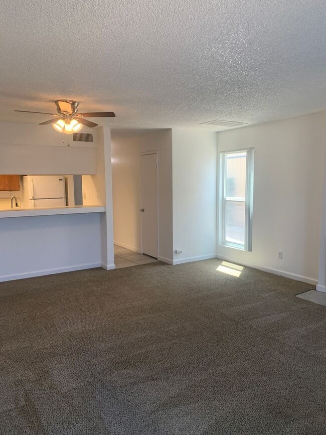 Building Photo - Lovey Townhome In Clovis!