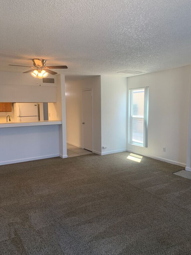 Foto del edificio - Lovey Townhome In Clovis!