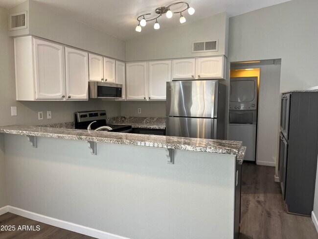 Foto del edificio - 3320 S Parkside Dr