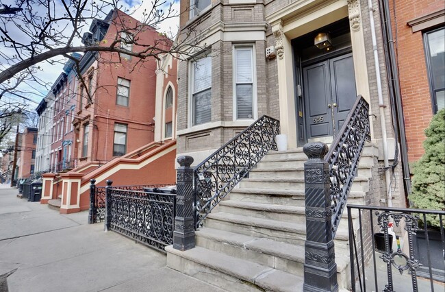Building Photo - 635 Garden St