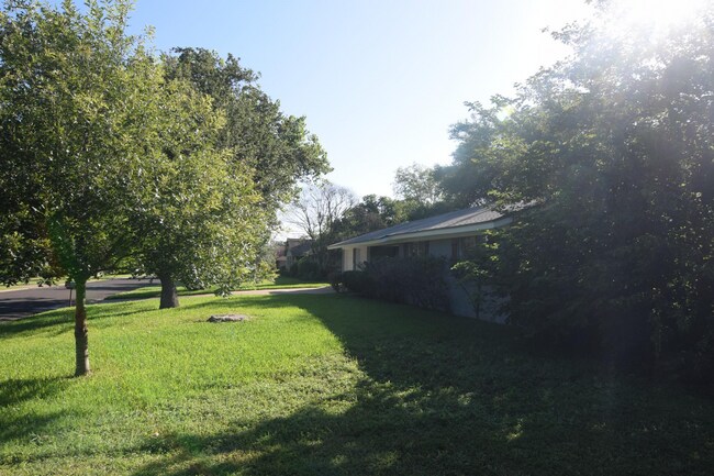 Building Photo - 3207 Meadow Oaks Dr