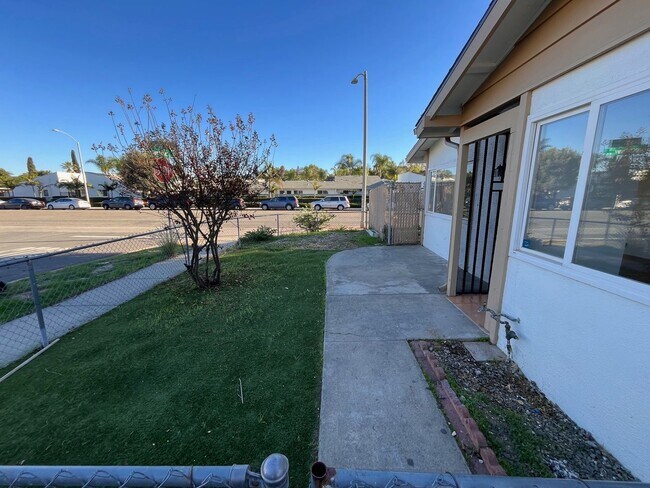 Foto del edificio - Fully Renovated Home with Large Extra Livingroom and Large Backyar