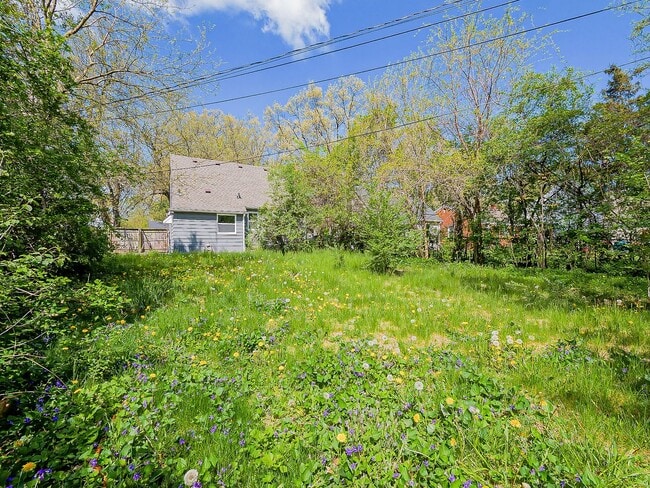 Building Photo - Welcome to this beautiful 3 bedroom, 1 bat...