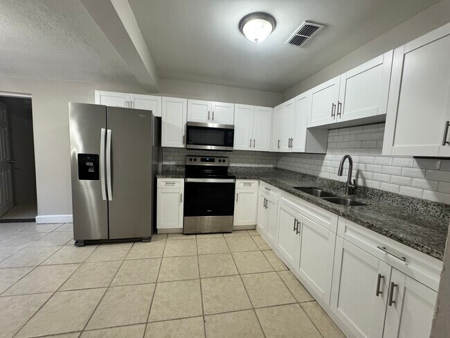 Building Photo - 1605 E Maple Ave