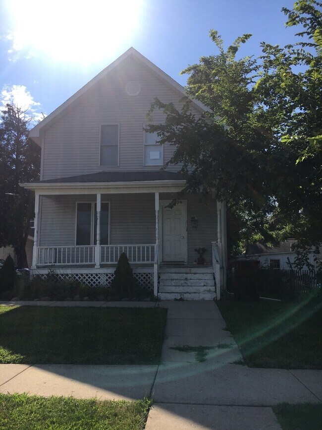 933 Wheeler St Unit LU, Woodstock, IL 60098 Room for Rent in