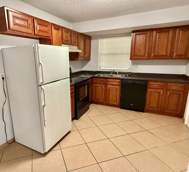 Building Photo - 3 Bedroom Home with Basement and Carport f...