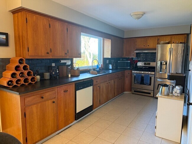 Foto del edificio - 12 Holiday Dr