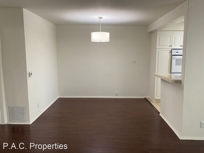 Foto del edificio - 2 br, 2 bath Apartment - 14706 Dickens Str...