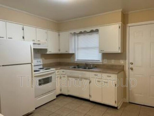 Building Photo - 105 7th Ave S