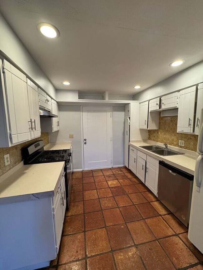 Foto del edificio - 3208 E Almartin St