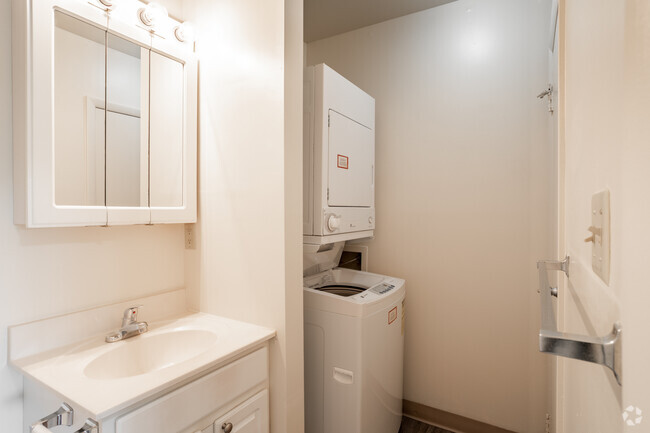 1BR, 1BA - 768 SF - Bathroom - Aspen Hill Apartments