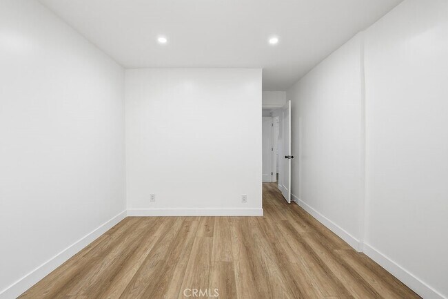 Foto del edificio - 17000 Burbank Blvd