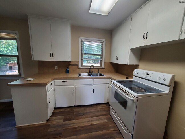 Building Photo - 4402 Phillips Dr
