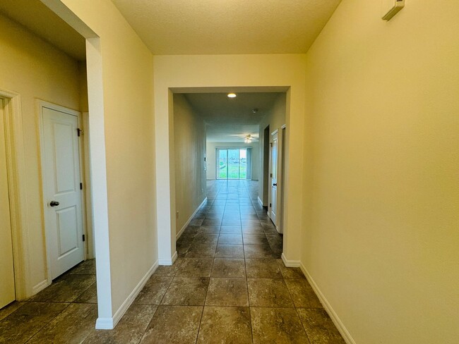 Building Photo - Gorgeous 4 bedroom, 2.5 bathroom HOME in W...