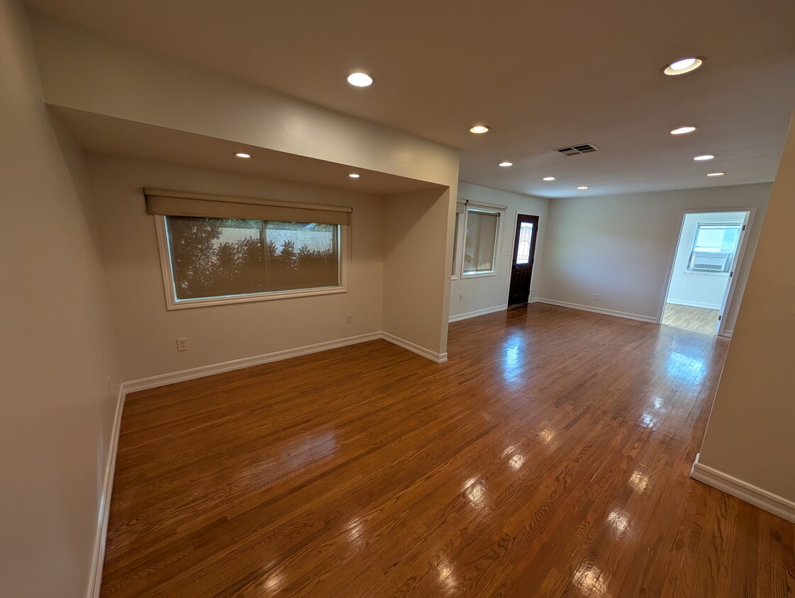 Building Photo - 5121 W 140th St