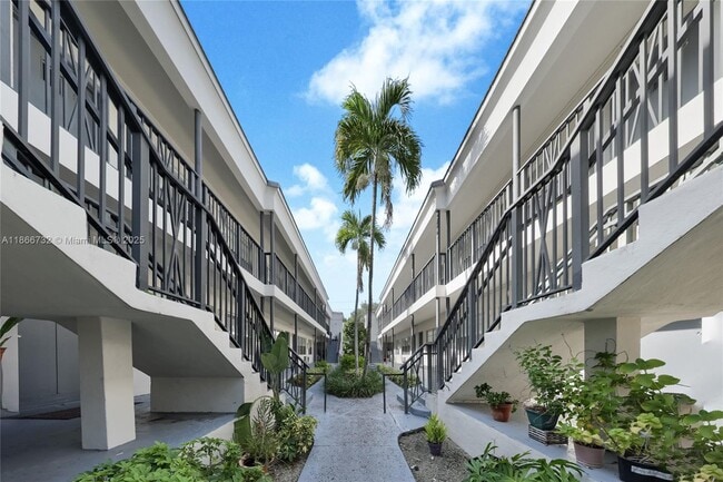 Foto del edificio - 966 Biarritz Dr