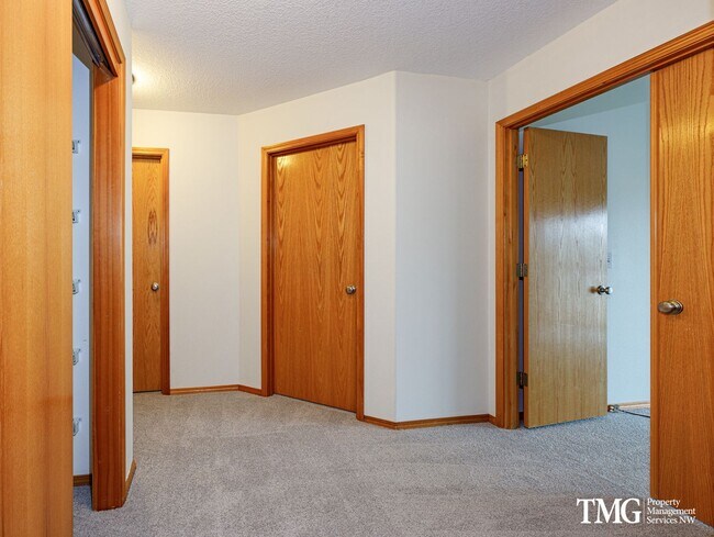 Foto del edificio - Spacious 4 bedroom home with covered deck ...