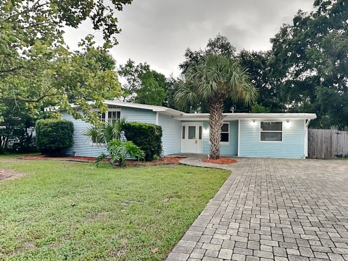 Foto principal - Move In Special!!!! 3/2 Corner Lot Home W/...
