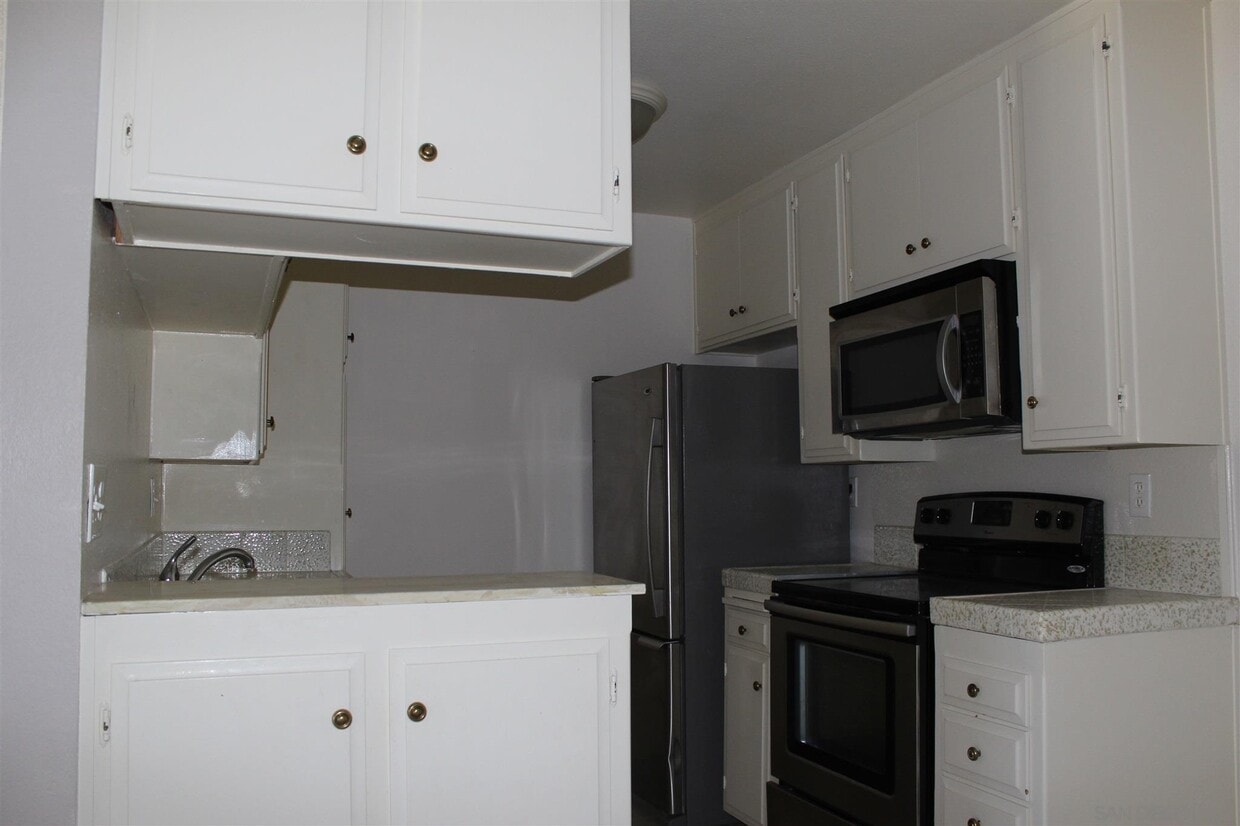 Primary Photo - 811 W Nutmeg St