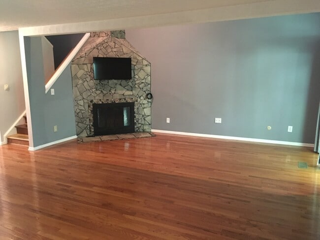 Photo - 165 Woodstone Dr House