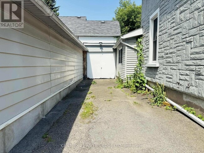 Building Photo - 107 Bethune St