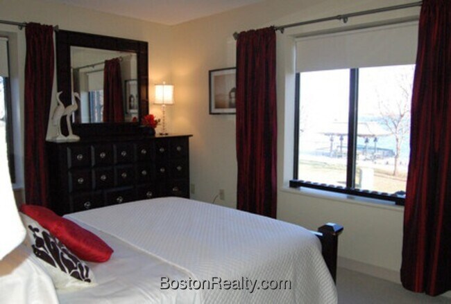 Foto del edificio - 28 Oyster Bay Rd