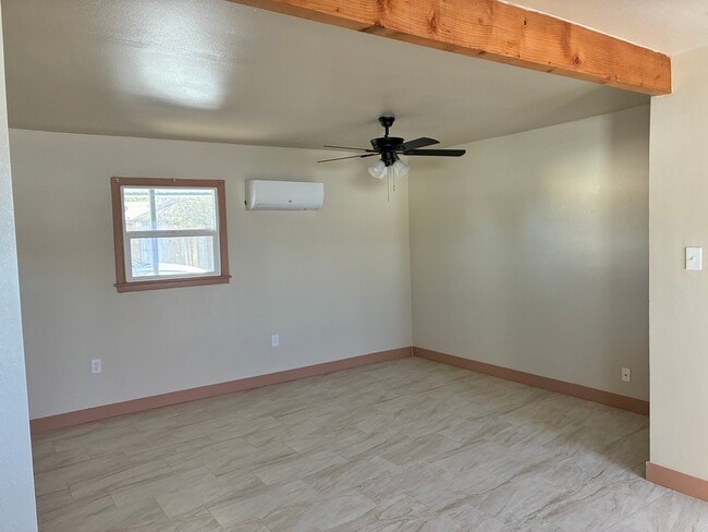 Foto del edificio - 1393 E Sequoia Ave