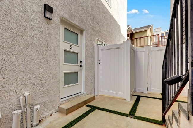 Building Photo - 644 Pier Ave