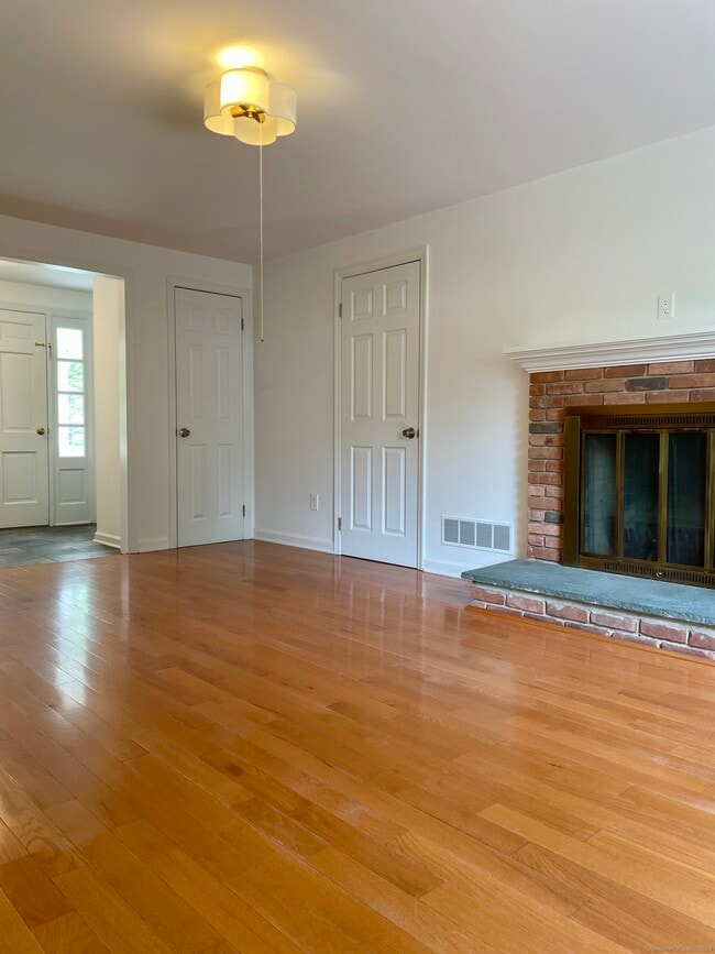 Building Photo - 52 Knapp Ln