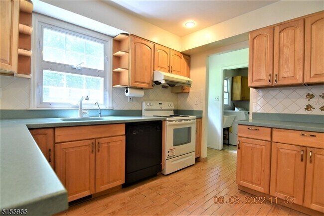 Building Photo - 10 Millbrook Ct