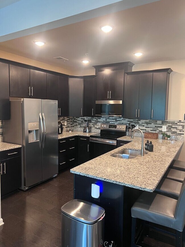 Foto del edificio - Bright 2BR / 2BA with One-Car Garage, Open...