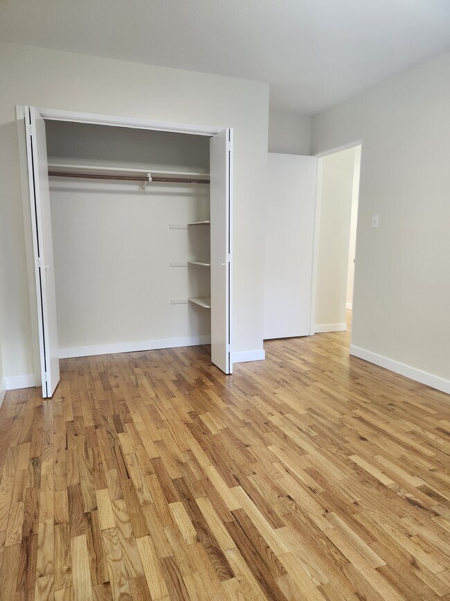 Photo du bâtiment - 1653 Oak Bay Ave