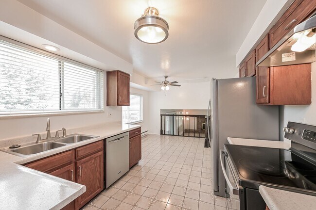 Foto del edificio - Spacious 4 Bed/ 2.5 Bath Home with Finishe...