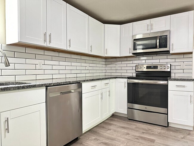 Foto del edificio - 3 Bed 2 Bath 2 Stall Garage - Country Styl...