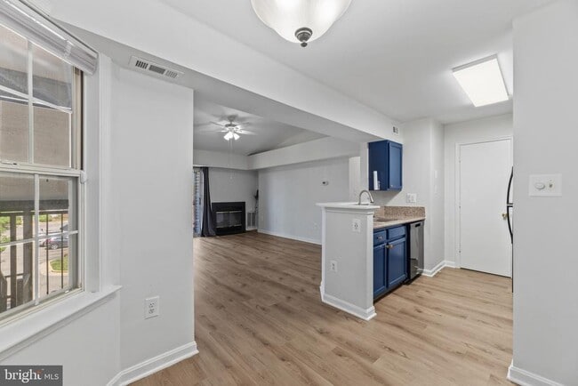 Building Photo - 6901 Victoria Dr